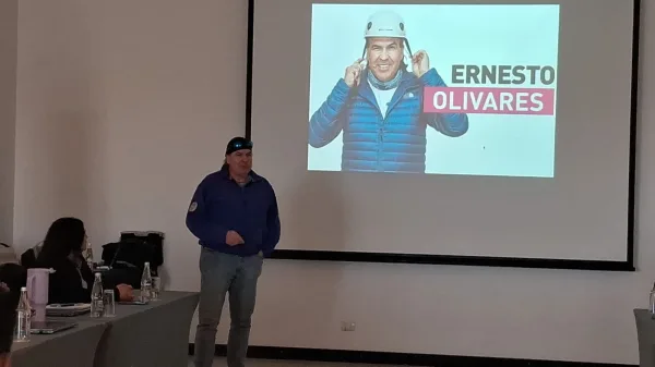 Ernesto Olivares presentando su contenido en un evento corporativo.