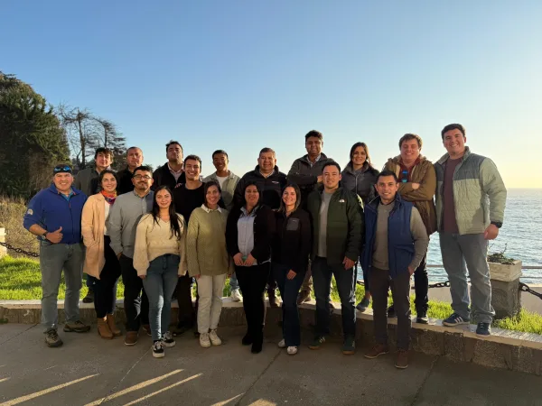 Ernesto Olivares junto a un grupo en una actividad formativa.