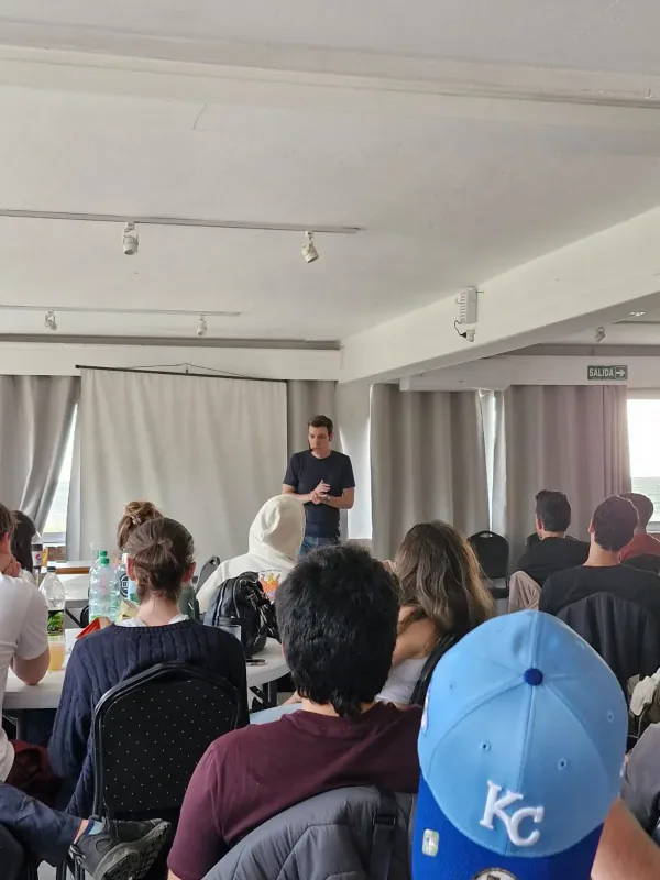 Rodrigo Ponce de León facilitando una conversación con equipo.