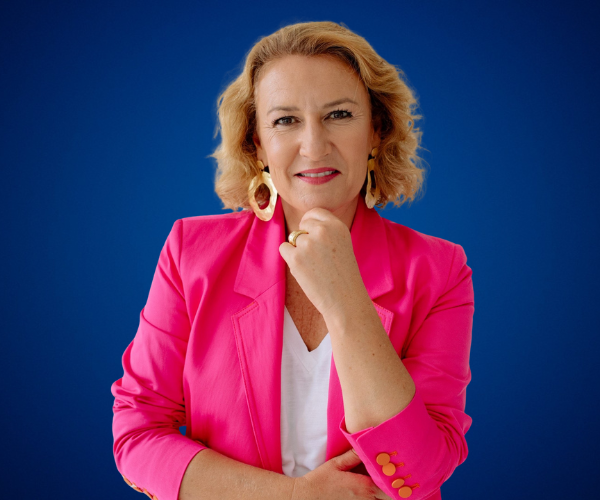 Silvia Bueso, foto principal de conferencista sobre Liderazgo Transformacional