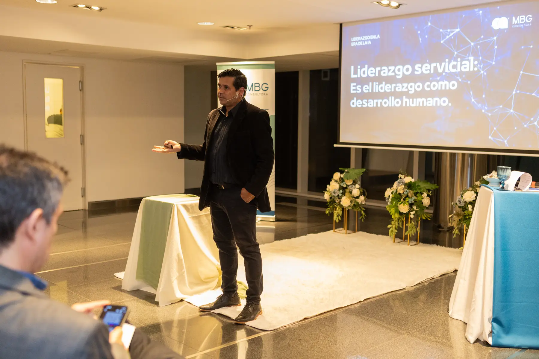 Marcelo Machuca en conferencia sobre liderazgo servicial frente a audiencia corporativa.