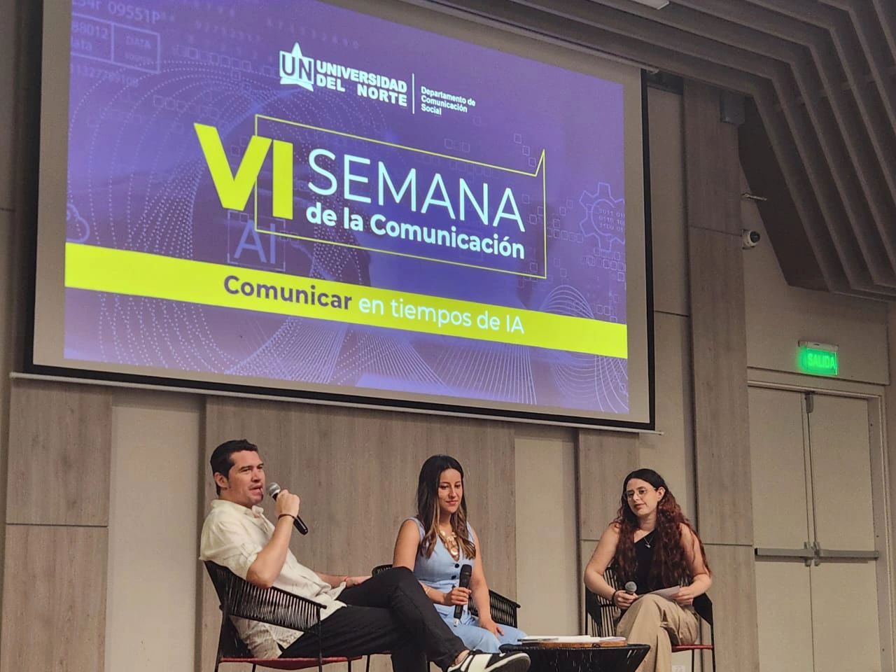 Paula Andrea Pinzón participando en un panel sobre comunicación e inteligencia artificial.