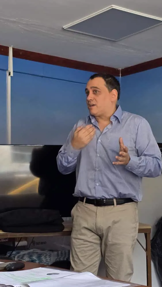 Mauricio Baubeta durante una conferencia sobre liderazgo y gestión.