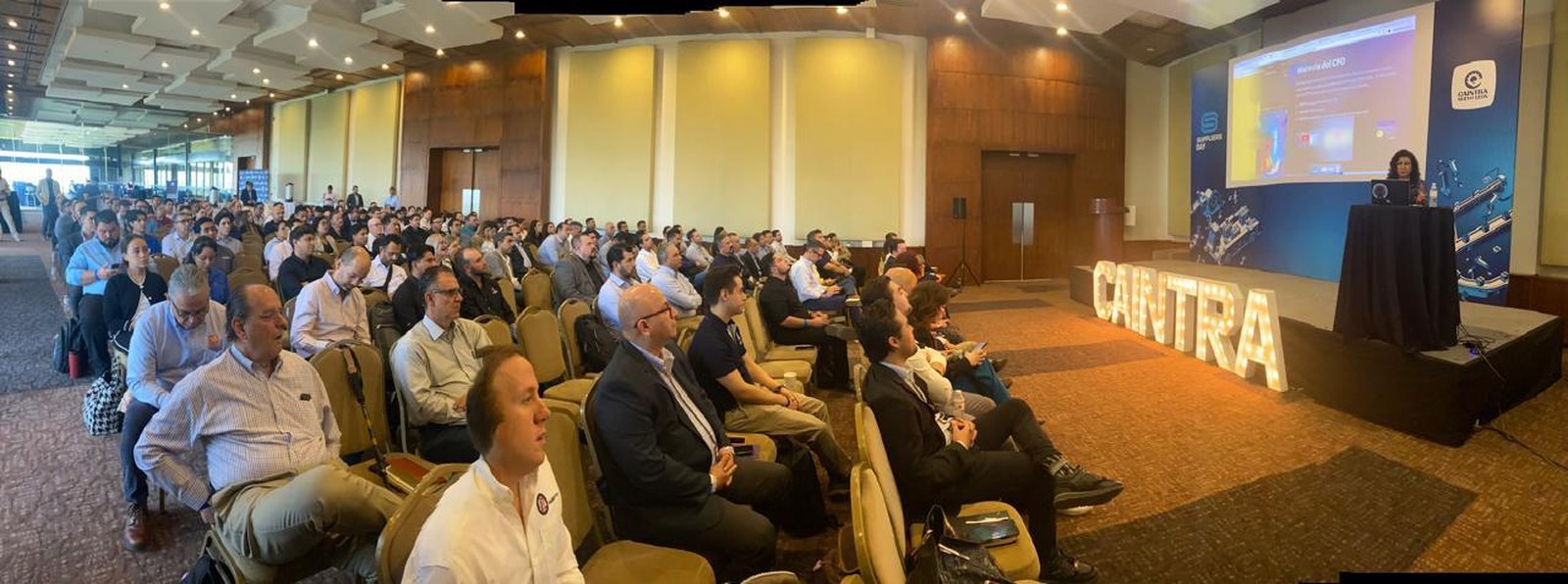 Audiencia y escenario de la conferencia de Yeudith en Suppliers Day CAINTRA